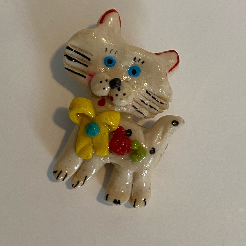 VTG  Bohemian Folk Art Handcrafted bread dough clay White cat yellow bow brooch.